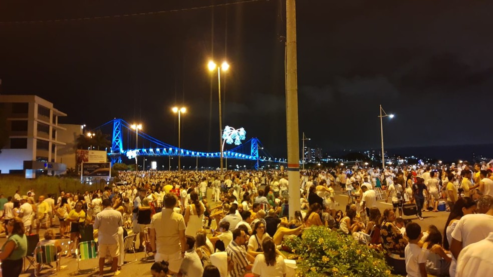 Público na Avenida Beira-mar Norte, em Florianópolis, aguarda chegada de 2023 — Foto: Daniella Coriolano/NSC TV