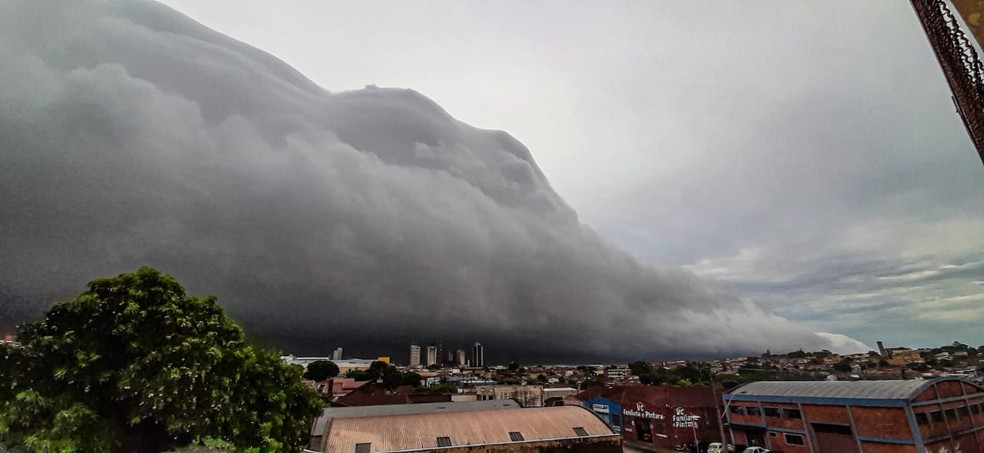 Nuvem em formato de rolo tomou o céu da cidade de Ourinhos na segunda-feira (21) — Foto: Arquivo pessoal/Luciano Miguel Diniz