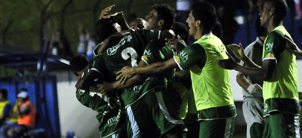 Guarani comemora gol contra o Catanduvense (Foto: Rodrigo Villalba / Memory Press)