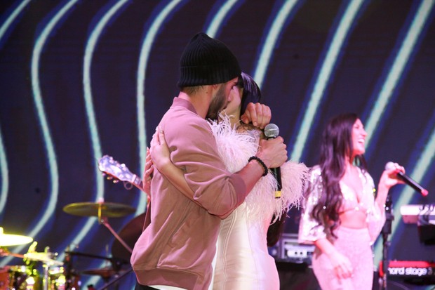 Bianca Andrade troca beijos com o namorado, o cantor Diogo Melim, da banda Melim (Foto: Marcos Ribas/Brazil News)