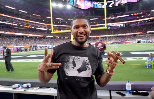 INGLEWOOD, CALIFORNIA - FEBRUARY 13: Usher attends Super Bowl LVI at SoFi Stadium on February 13, 2022 in Inglewood, California. (Photo by Kevin Mazur/Getty Images for Roc Nation) (Foto: Getty Images for Roc Nation)