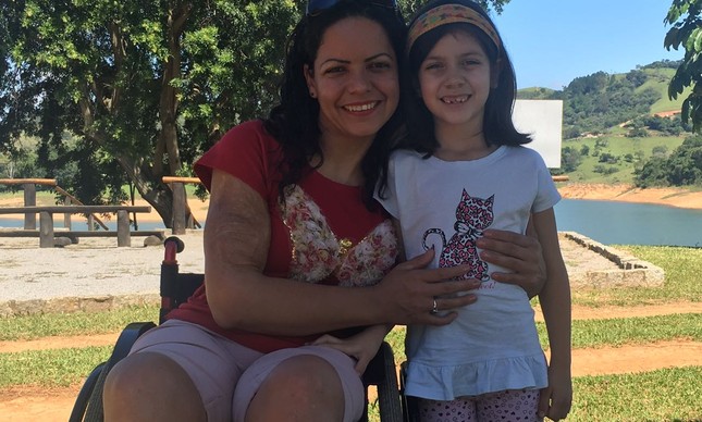 Tatiana Rolim com sua filha, Maria Eduarda, de 7 anos