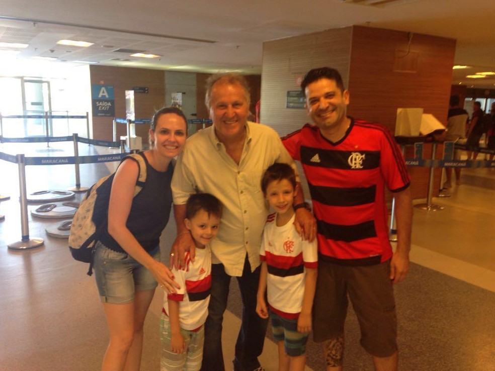 Jana&iacute;na, Pedro, Jo&atilde;o e Helder posam ao lado de Zico no Maracan&atilde; &mdash; Foto: Reprodu&ccedil;&atilde;o / Arquivo pessoal