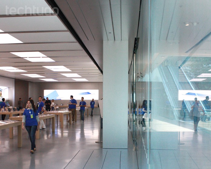 Vitrine curva da Apple Store (Foto: Allan Melo / TechTudo)