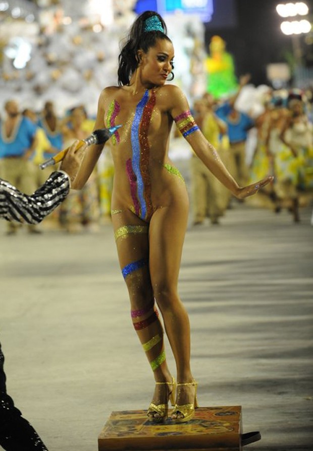 Passista da Caprichosos de Pilares usa pintura corporal (Foto: marcello fernandes/Ed. Globo)