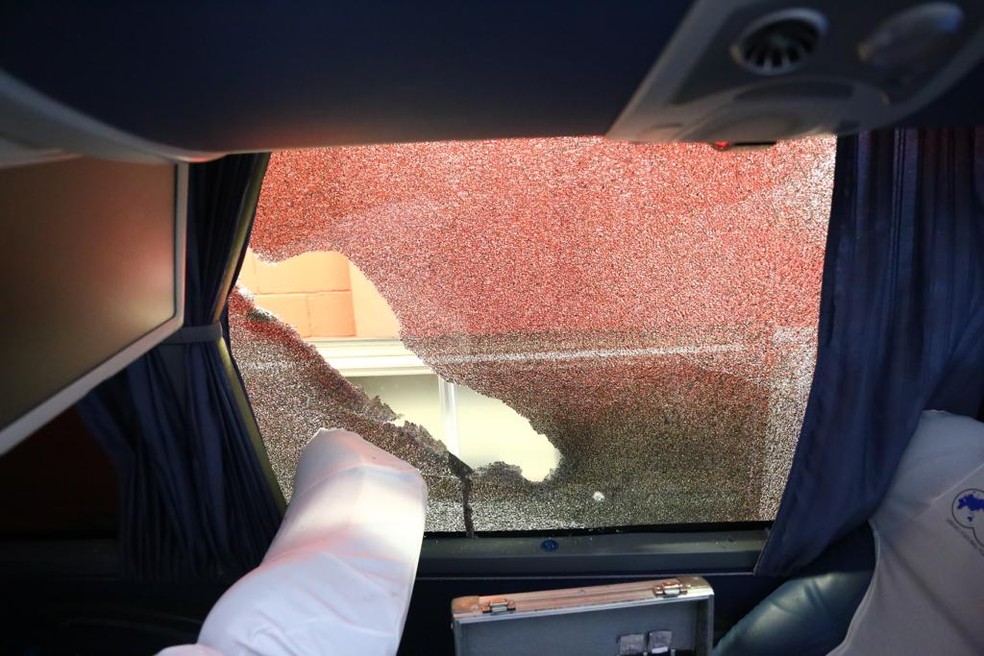 Ônibus do Grêmio é alvo de pedradas no Beira-Rio — Foto: Grêmio/Divulgação