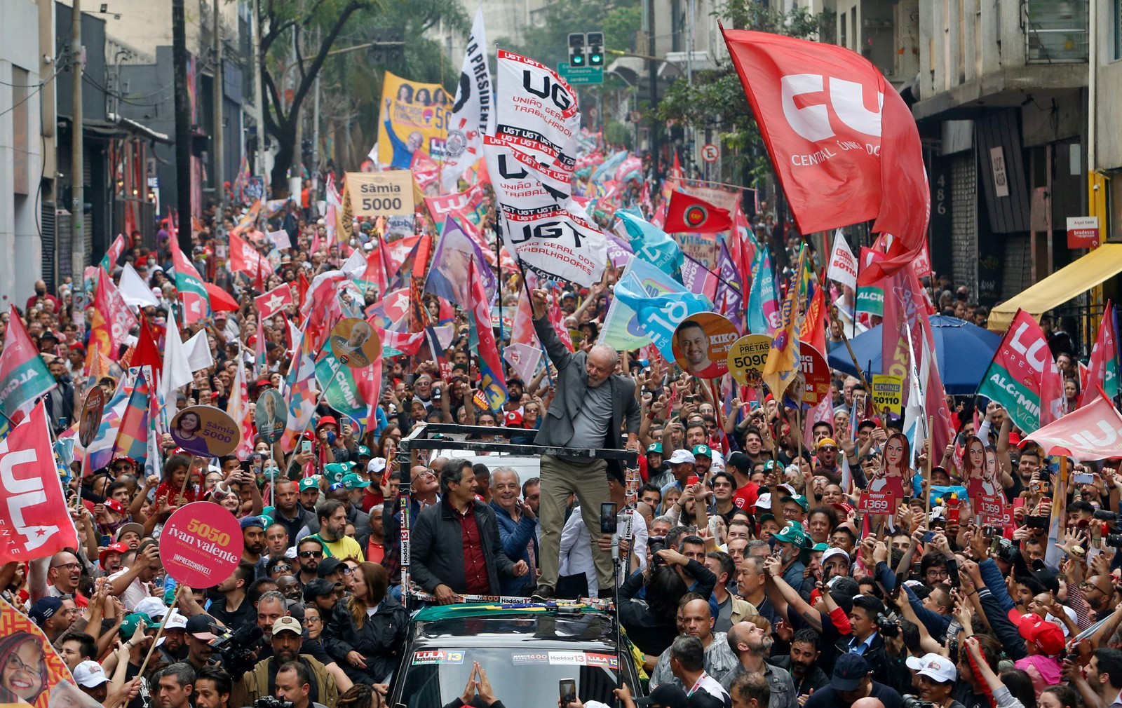 Lula acena para multidão em São Paulo, no último comício antes das eleições — Foto: Miguel Schincariol/AFP
