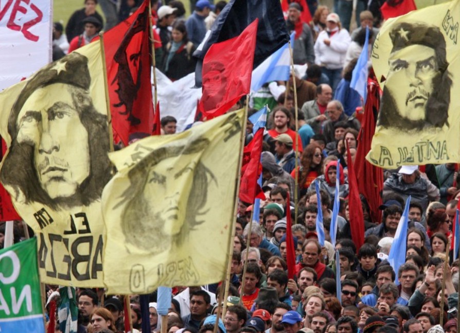 Bandeiras reproduzem retrato de Che Guevara durante protesto em Mar del Plata, na Argentina, em 2005