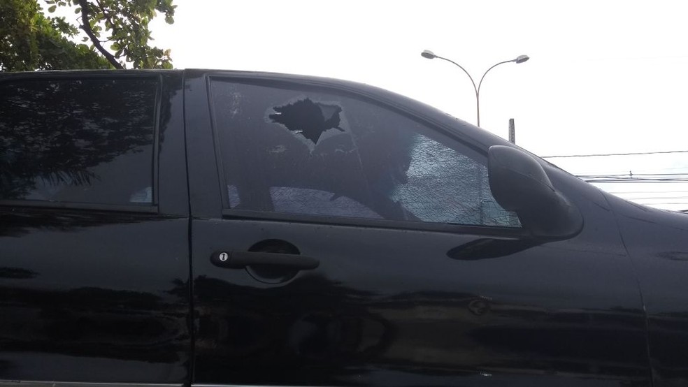 Tiro ultrapassou vidro da janela do banco do passageiro e atingiu o motorista na cabeça  (Foto: Ediana Miralha/Inter TV Cabugi )
