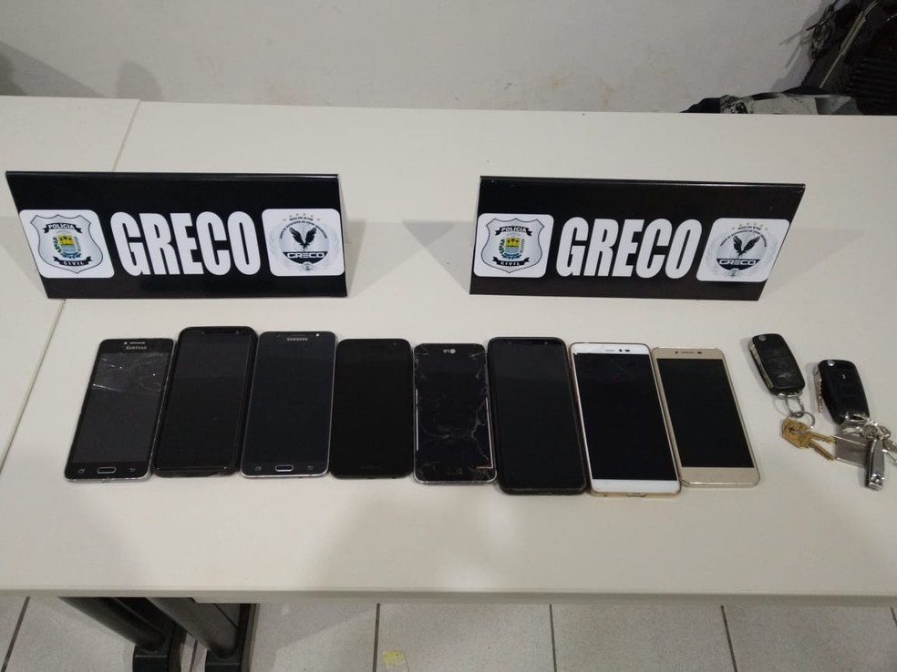 Greco apreendeu com os suspeitos vários celulares. — Foto: Rafaela Leal/G1 PI