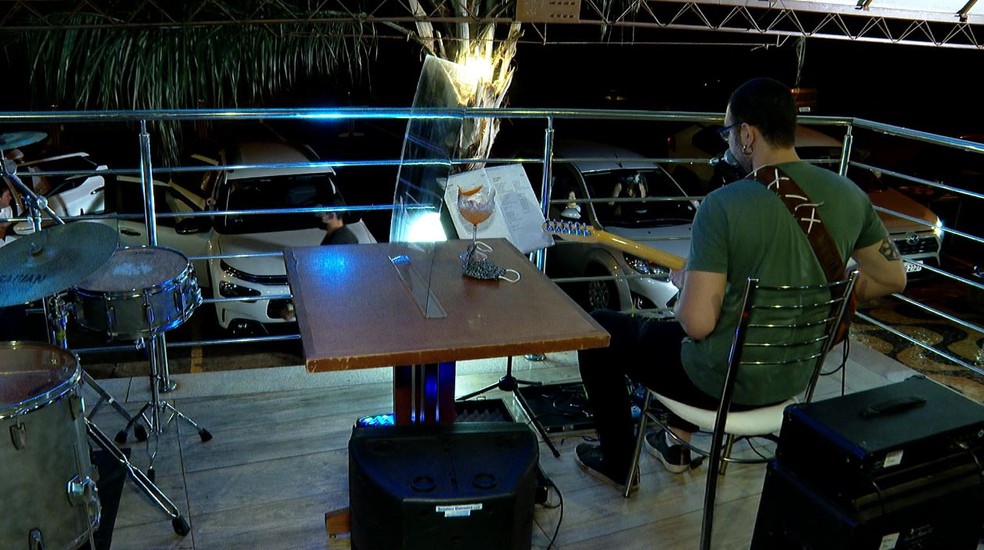 Show em bar durante pandemia de Covid-19 — Foto: José Augusto Júnior/EPTV