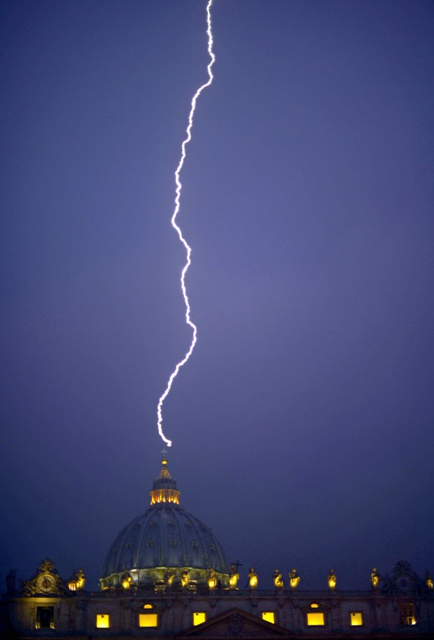 Fotógrafo flagrou momento em que raio atingiu a cúpula da catedral de São Pedro (Foto: Filippo Monteforte/AFP)
