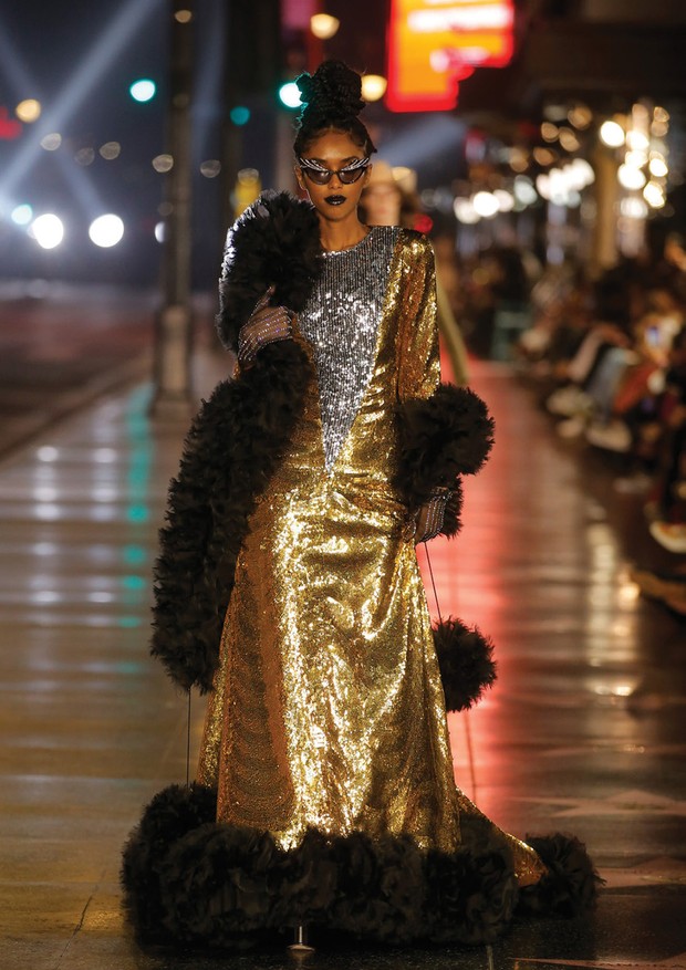 Alessandro Michele levou o desfile da Gucci para Hollywood, deixando claro que o simples ato de se “montar” para sair já é uma performance.  (Foto: Getty Images e Imax Tree)
