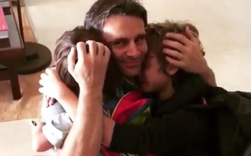 Murilo Rosa faz surpresa e filhos caem no choro em vídeo fofo; assista
