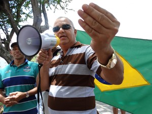 &#39;Tem que acordar esse povo&#39;, disse o comerciante Luís Carlos durante protesto, em Caruaru, Agreste de Pernambuco (Foto: Thays Estarque/ G1)