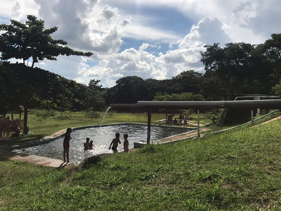 Tradicional clube de Planaltina, o Cachoeirinha do Pipiripau usa água do córrego para alimentar piscina do local (Foto: Letícia Carvalho/G1)