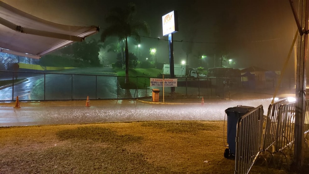 Chuva forte atinge a cidade de Brumadinho nesta manh&atilde; &mdash; Foto: S&eacute;rgio Marques/TV Globo