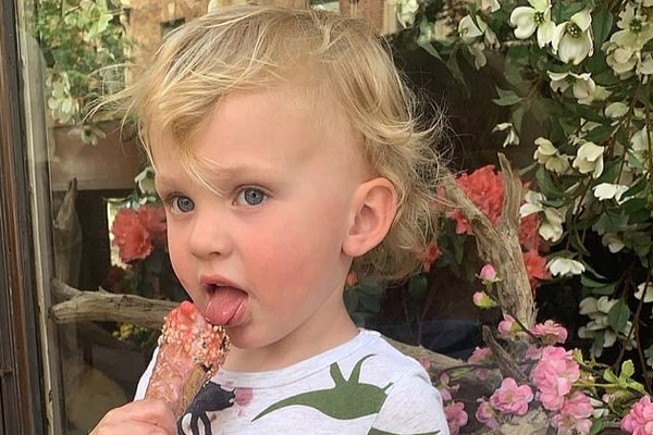 Um dos filhos mais novos de Alec Baldwin tomando sorvete (Foto: Instagram)