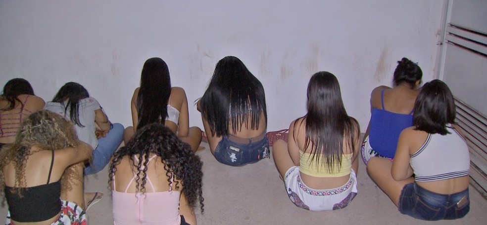 Adolescentes foram encaminhadas à Central de Flagrantes de Cuiabá — Foto: TV Centro América/Reprodução