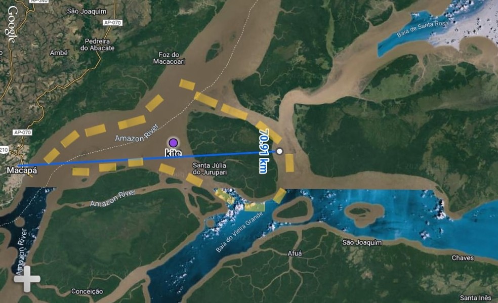 Região onde buscas se concentram; o pontilhado amarelo é por onde aeronave percorreu — Foto: GTA/Divulgação