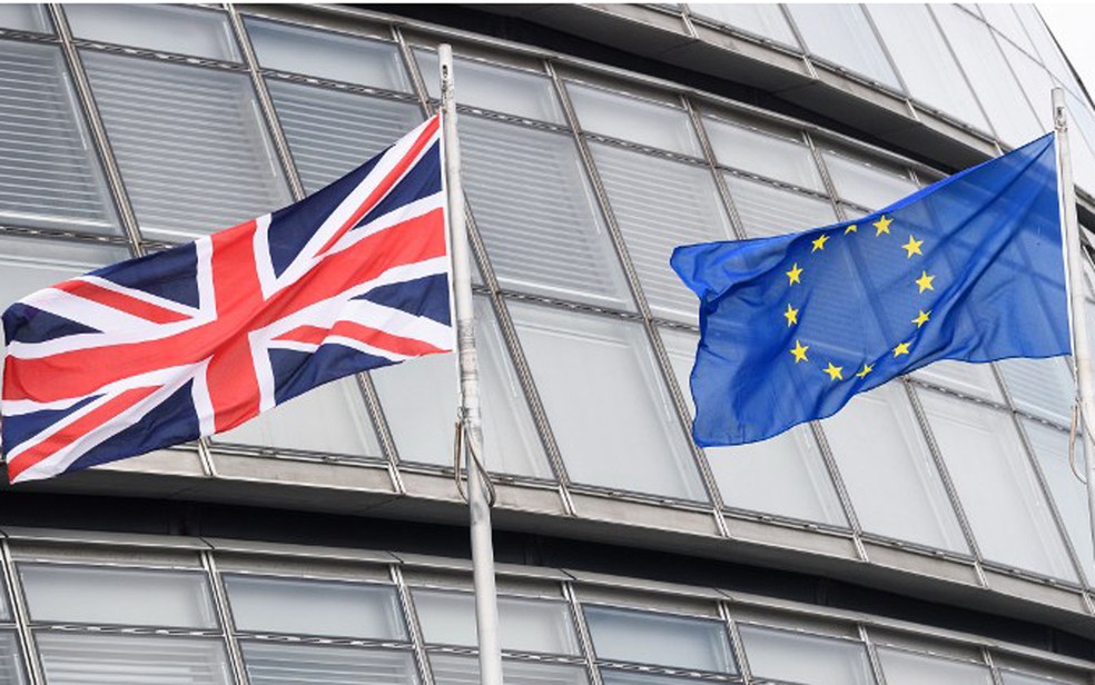 Bandeiras britânica e da União Europeia ficam lado a lado no City Hall, em Londres. Reino Unido inicia nesta quarta-feira saída do bloco (Foto: Leon Neal / AFP)