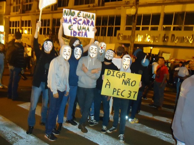 Manifestantes protestaram em frente a Câmara Municipal de Dourados, MS (Foto: Flávio Verão/Dourados Agora)