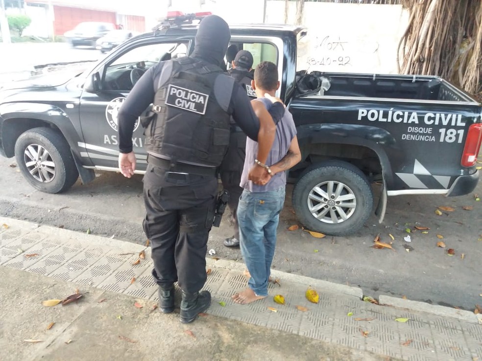 Suspeito de homicídio é preso durante operação em Maceió — Foto: Heliana Gonçalves/TV Gazeta