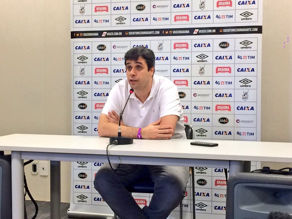 Euriquinho concede entrevista coletiva após derrota para o Corinthians (Foto: Diego Ribeiro)