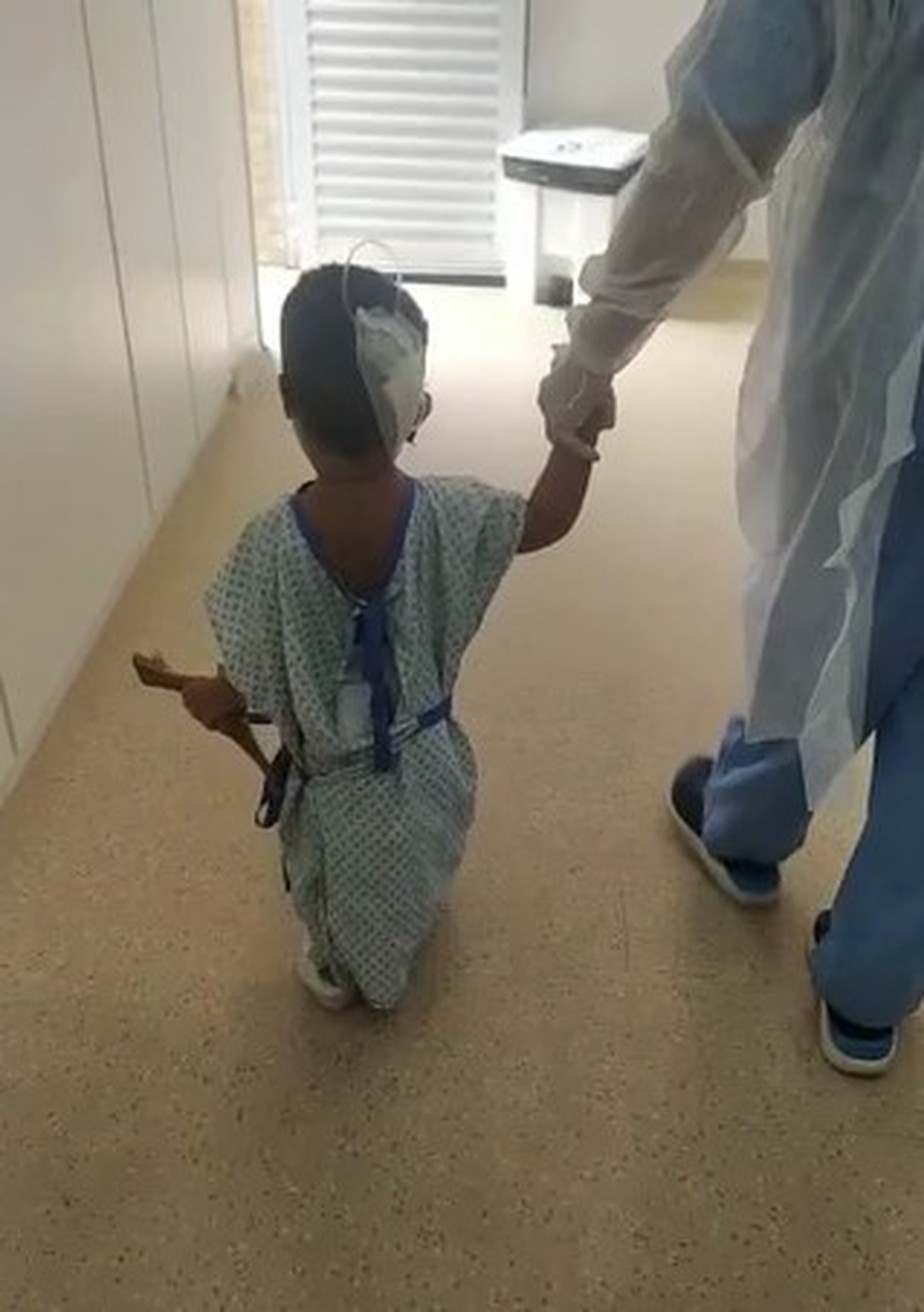 Em recuperação: menino que perdeu os pais caminha no Hospital Regional