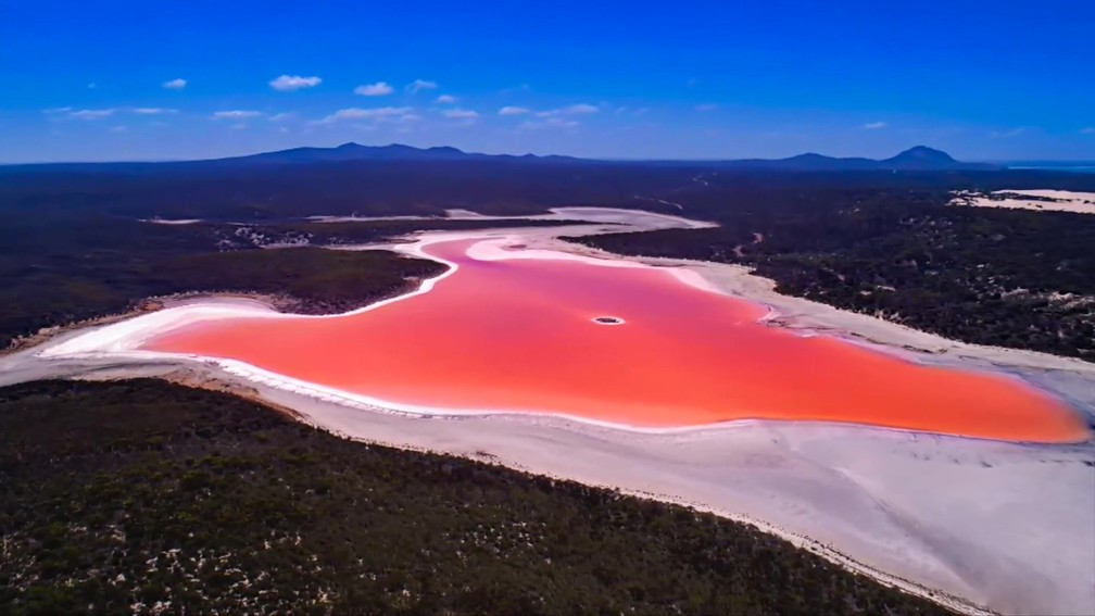Enseada cor-de-rosa foi fotografada por Dene Bingham, na Austrália — Foto: Dene Bingham/BBC