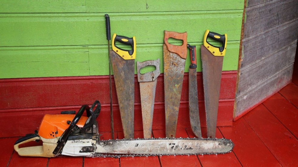 Cerrotes, facões e motosserra apreendidos durante as buscas do caso Bruno e Dom.  — Foto: PF/Divulgação