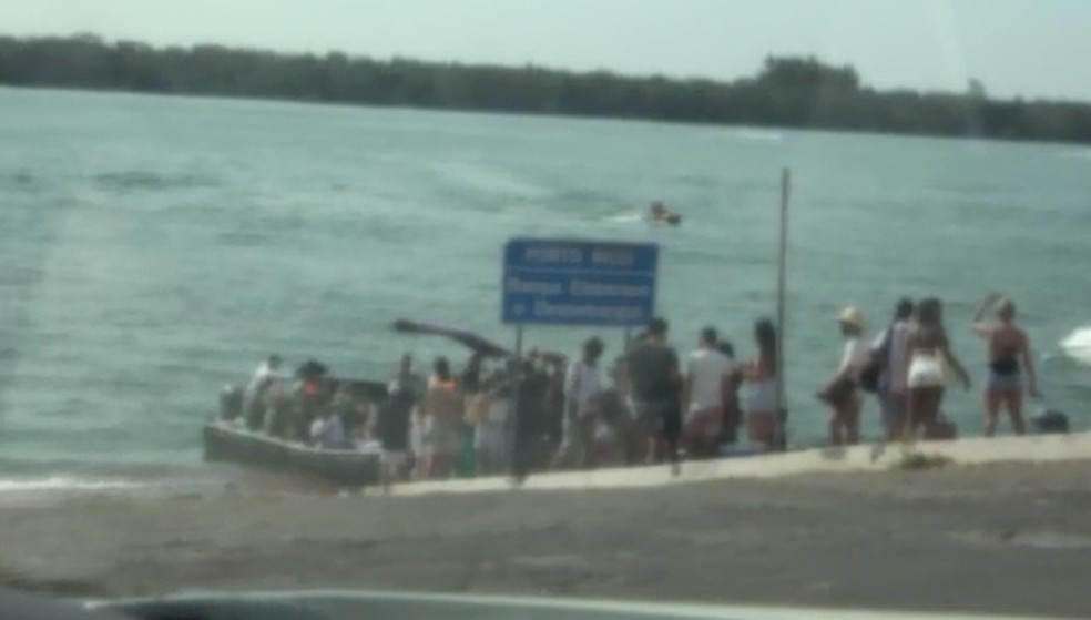 Turistas aguardando barco para atravessar o Rio Paraná, em Porto Rico  — Foto: Reprodução/RPC