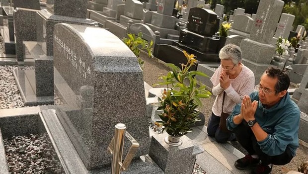 No Japão, as pessoas fazem cerimônias para honrar e lembrar dos antepassados (Foto: Getty Images via BBC)