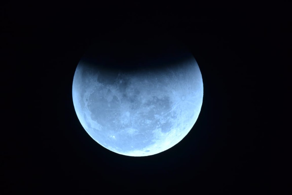 Fase parcial do eclipse lunar foi vista na Praia de Boa Viagem, no Recife (Foto: Marlon Costa/Pernambuco Press)