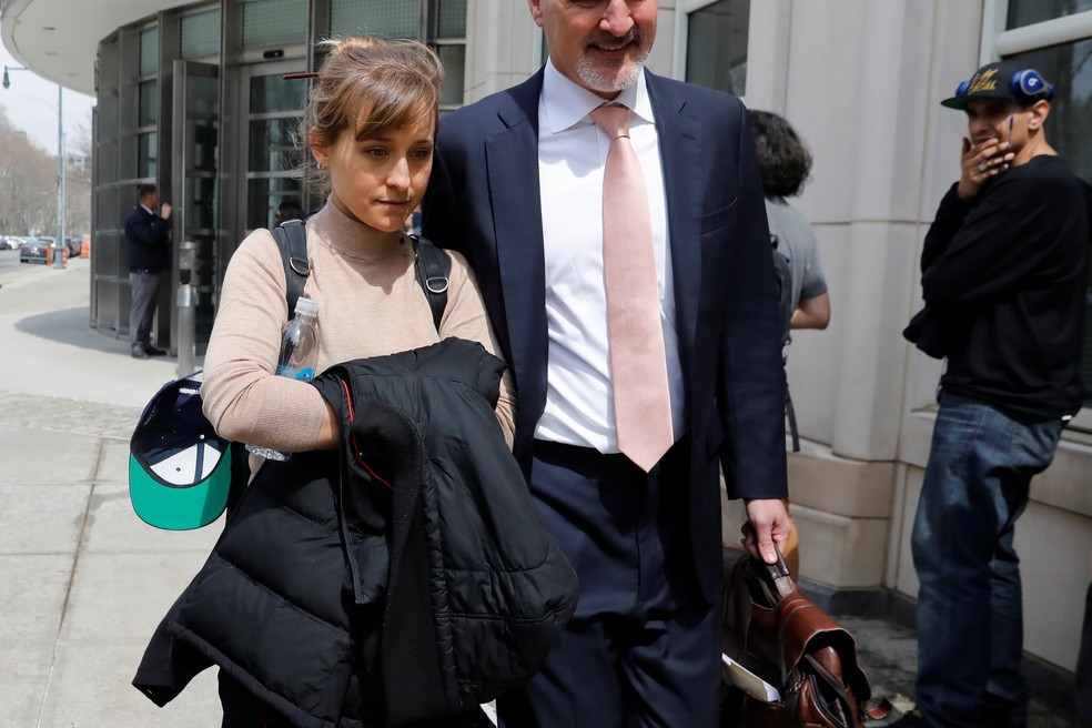 Allison Mack deixa tribunal em Nova York — Foto: Shannon Stapleton/Reuters