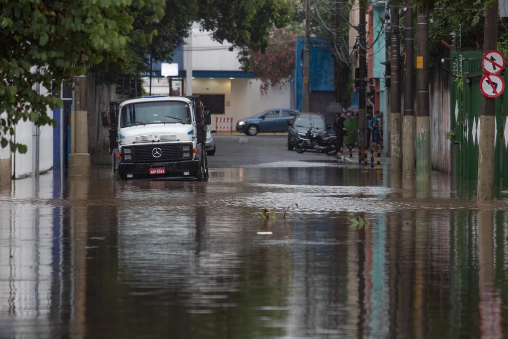 Rua amanhece alagada em São Caetano do Sul (SP) após fortes chuvas na madrugada desta segunda-feira (4). A Avenida Guido Alibert, onde fica a entrada da cidade com São Paulo e proximidades tem o trânsito complicado devido aos alagamentos — Foto: Danilo Yoshioka/Futura Press/Estadão Conteúdo
