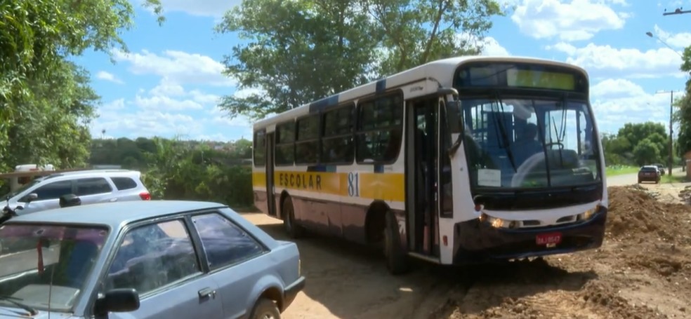 Ônibus escolar não consegue entrar em bairro de Porto Ferreira devido a obras. — Foto: Reprodução/EPTV