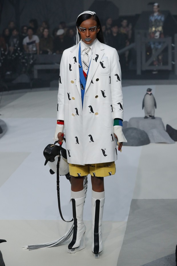 NEW YORK, NY - FEBRUARY 15:  A model walks the runway at the Thom Browne Fall/Winter 2017 collection at Skylight Modern during New York Fashion Week  on February 15, 2017 in New York City.  (Photo by JP Yim/Getty Images) (Foto: Getty Images)