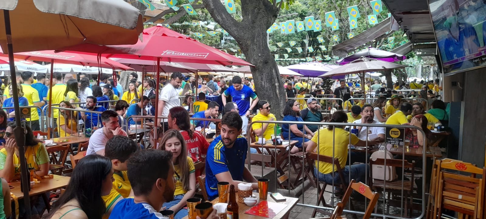 Torcedores lotam bares e colorem ruas de BH para acompanhar jogo da seleção brasileira; FOTOS