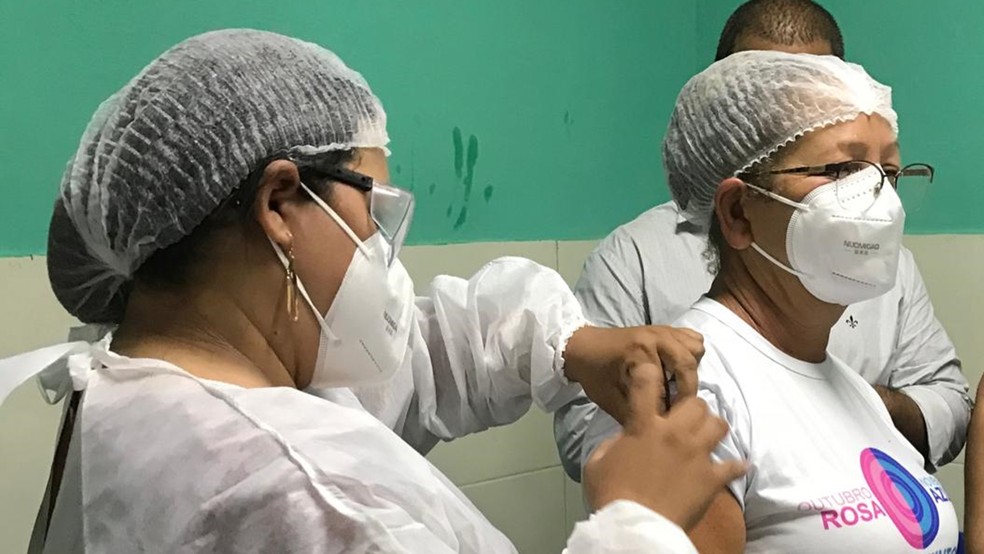 Técnica em enfermagem Maria de Jesus foi a primeira profissional de saúde de Marcação a ser vacinada — Foto: Divulgação/Secretaria de Saúde de Marcação