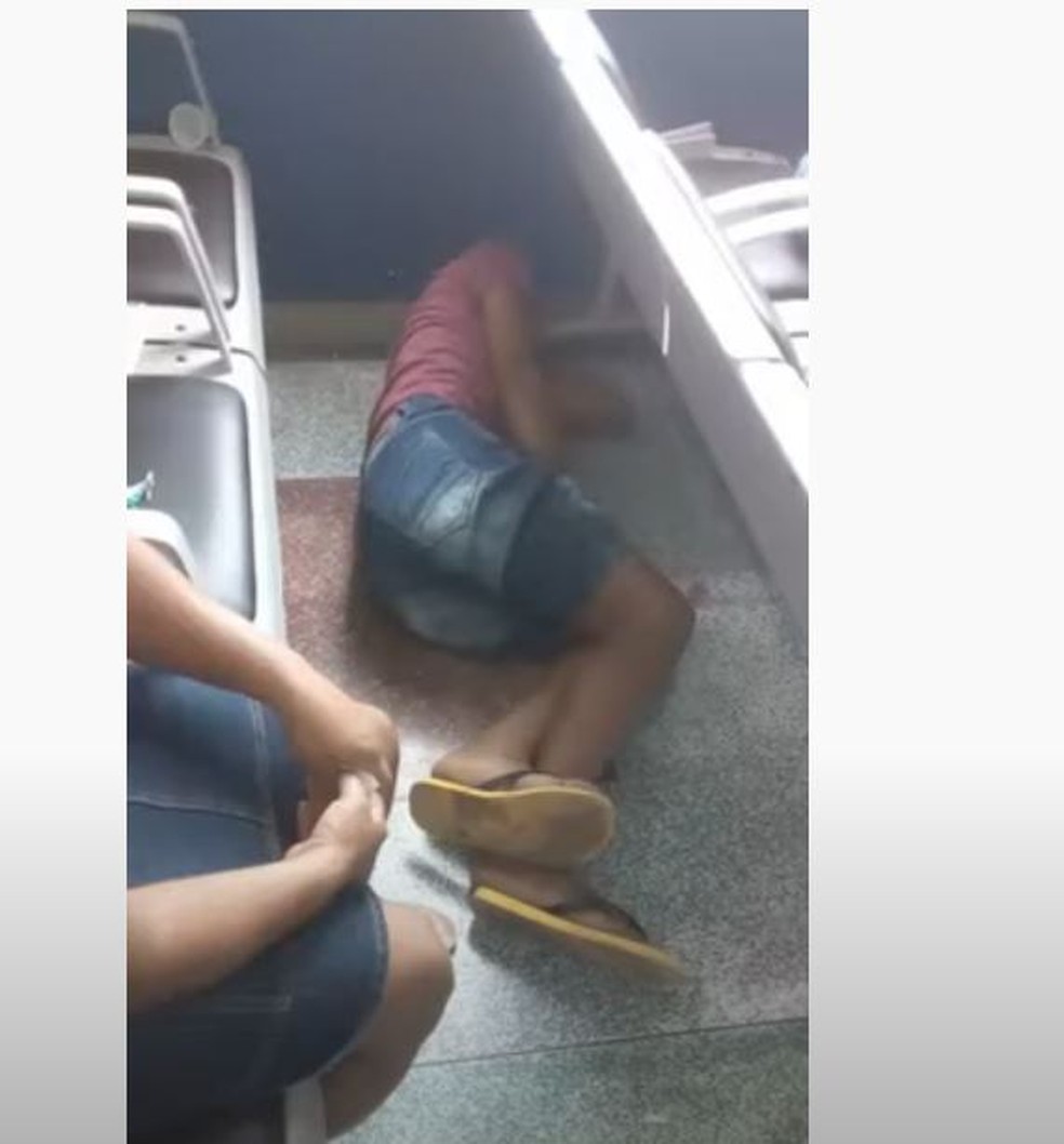 Jovem apareceu em vídeo tossindo muito no chão de hospital no interior do Acre  — Foto: Reprodução
