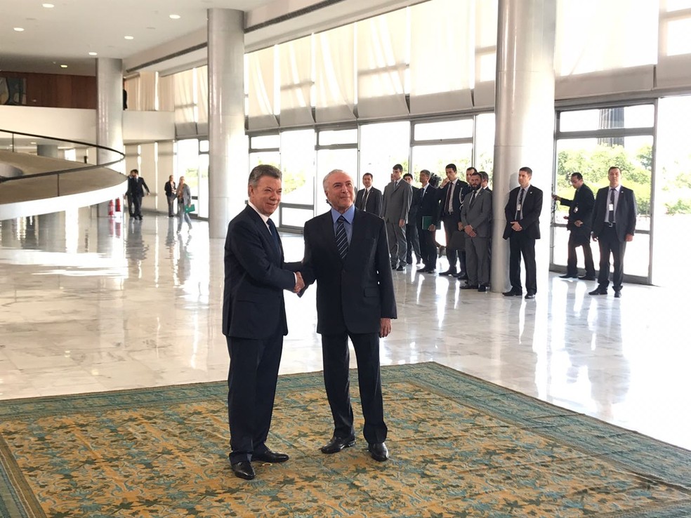 Temer e Juan Manuel Santos posam para foto no Palácio do Planalto (Foto: Guilherme Mazui/G1)