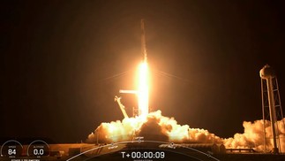 Momento em que o foguete Falcon 9 decola no Kennedy Space Center  — Foto: Reprodução/Inspiration 4