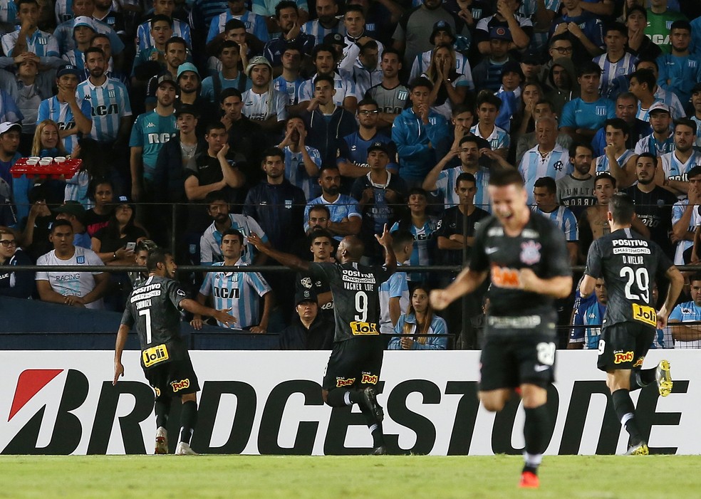 Vagner Love marca o gol de empate: atacante mudou Corinthians no segundo tempo — Foto: Reuters