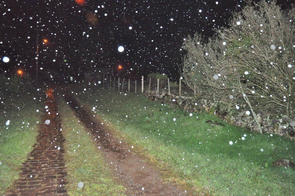 Flocos de neve em São Joaquim na noite desta terça-feira (17) — Foto: Dionata Costa/Arquivo pessoal