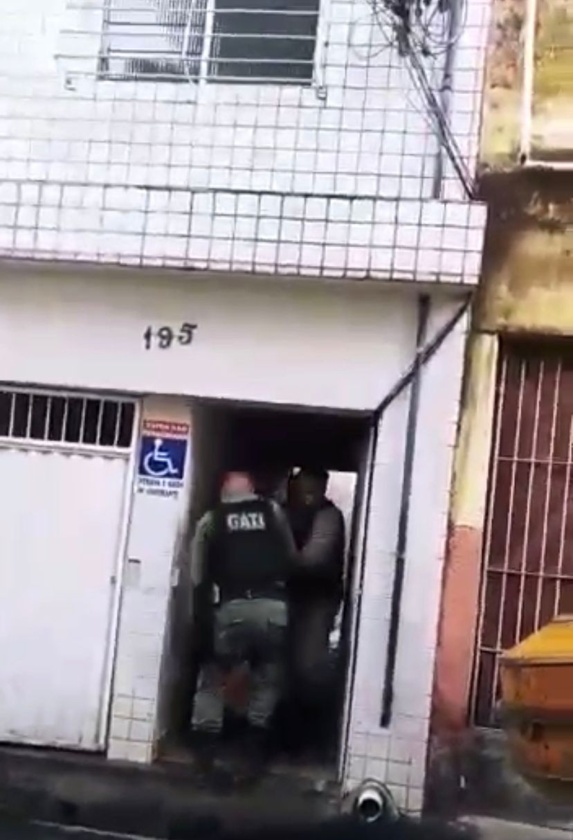 Homem é preso em flagrante após matar a facadas ex-sogra e ex-cunhado no Recife; veja vídeo
