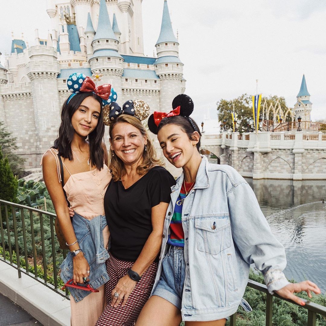 Manu Gavassi com a mãe e a irmã na Disney (Foto: Reprodução/Instagram)