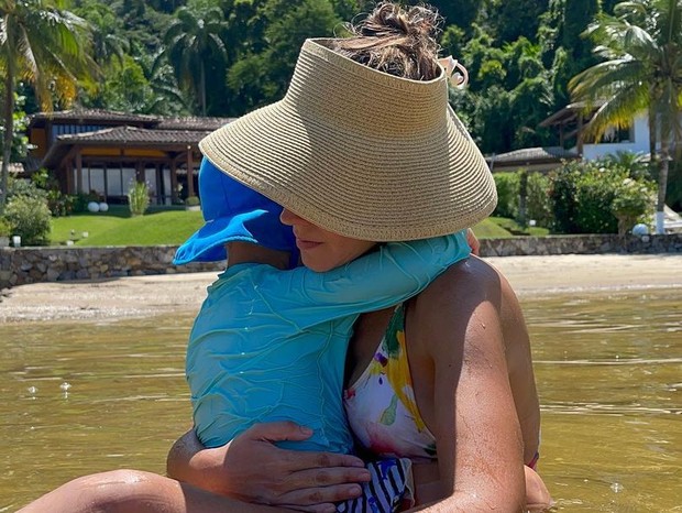Thais Fersoza abraça filhos (Foto: Reprodução/Instagram)
