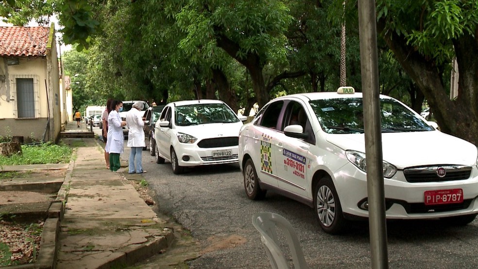 Vacinação de idosos com 88 e 89 anos forma longas filas em pontos drive-thru de Teresina — Foto: TV Clube