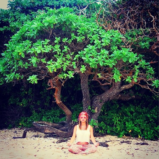Bárbara Borges em momento de meditação (Foto: Reprodução/Instagram)